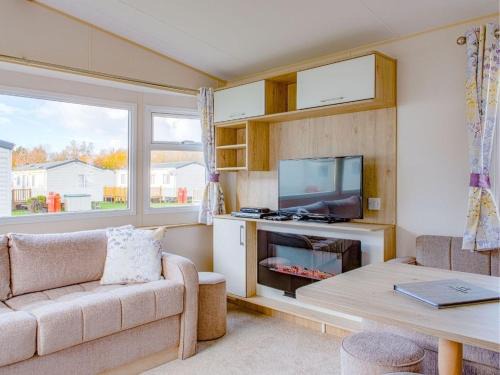 Wells-next-the-Sea Cabin | Pinewoods Park Compact sleeps 6 – no dogs