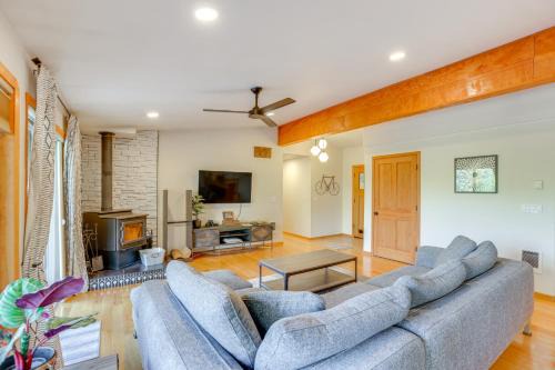 Deschutes River Woods House | Ping-Pong and Private Hot Tub Family Cabin in Bend!