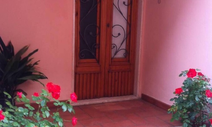 Pedona House | Pink house in Versilia hills with garden and holistic massage service