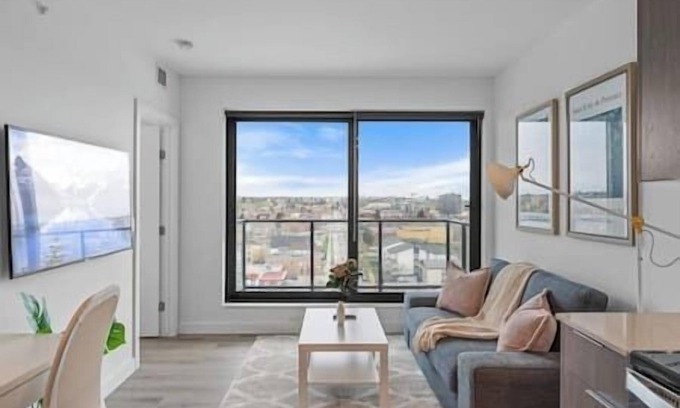 Crescent Heights Apartment | "Pink Lemon" 2BR |Mins to Saddledome|Rooftop Patio