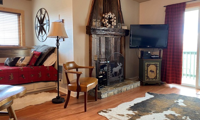Banner Elk Condo | Pinnacle Inn: Cozy Wedding Accommodation Indoor Pool, Sauna, Hot Tub, More.