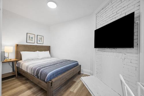 Shadyside House | Pittsburgh Shadyside 3B Modern and Cozy Private Bedroom with Shared Bathroom