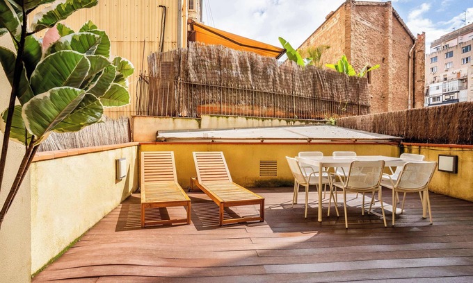 Esquerra de l'Eixample Apartment | Pl Universitat Comfortable 3BD with private patio