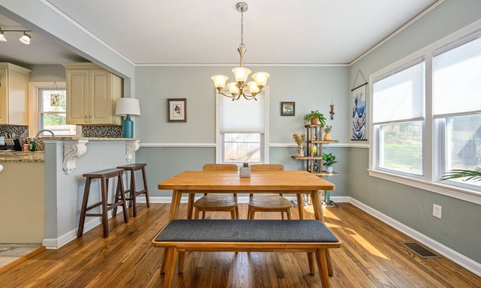 Hapeville House | Plan A Trip To Georgia Aquarium In This Comfy 3BR