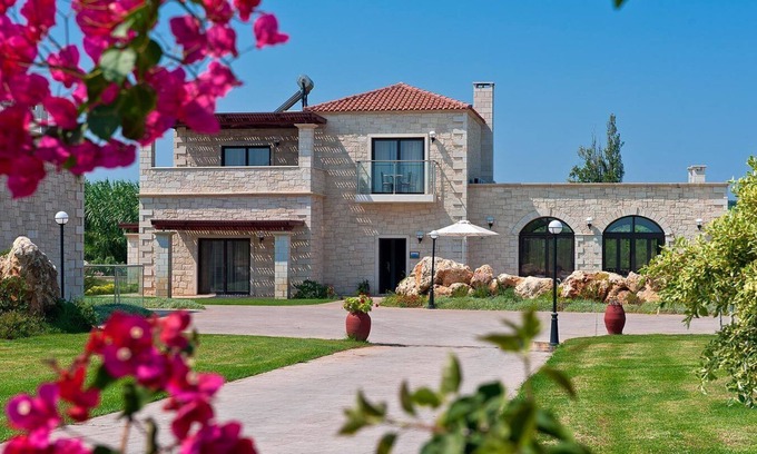 Platanias Town Villa | Platanias Villa, 4 BD, 4 BA, pool, 800m from sand