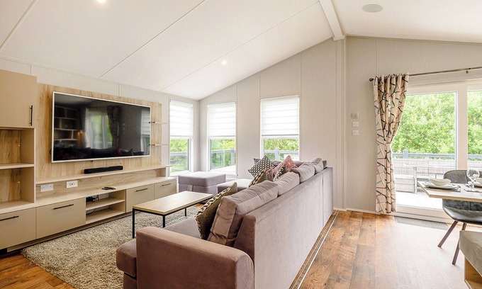 Mablethorpe Ski Chalet | Platinum Lakeview Lodge Sleeps 6
