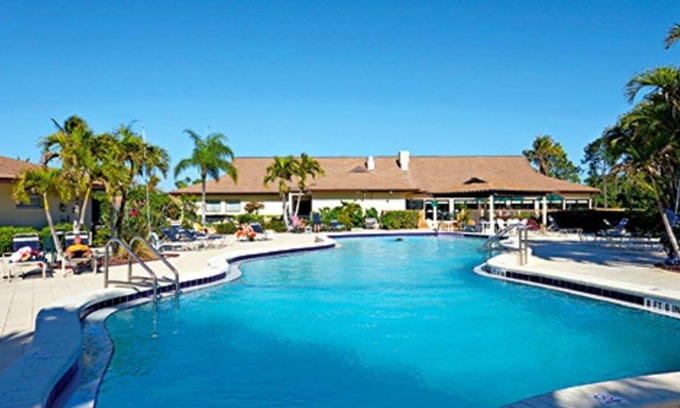 East Naples Condo | PLAY GOLF HERE! GLADES COUNTRY CLUB 2/2 LOVELY SEASONAL/6 MONTH/1 DAY AVAILABLE!