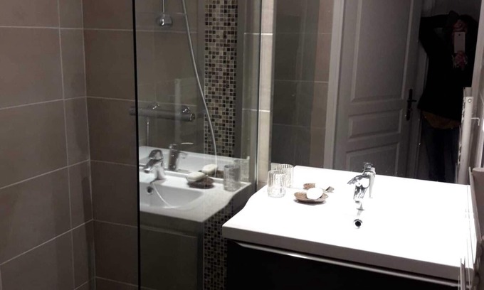 5th Arrondissement Bed & Breakfast | Pleasant bed and breakfast with free parking