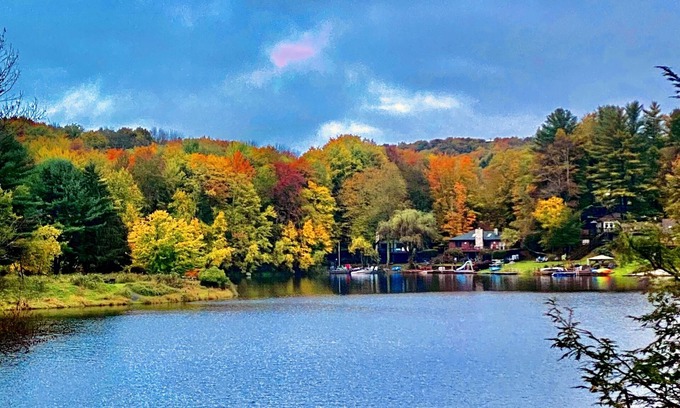 Hamlin Ski Chalet | Pocono LAKEFRoNT House: Lake VibeZ - Dock, Watercraft, Ski & Tubing Access