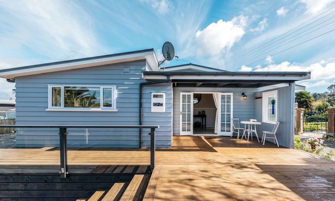 Surfdale House | Pohutukawa Cottage - the perfect spot for a relaxing break on Waiheke Island