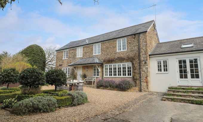 Shipton Gorge Cottage | POMME BLUSHE HOUSE, pet friendly, with hot tub in Shipton Gorge