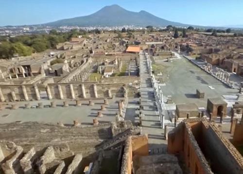 Pompei Apartment | Pompei Center Life Atmosphere