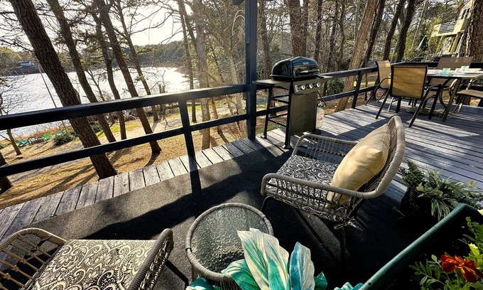 Eastham Cottage | Pondside/Kayak/Firepit/Dog Friendly~Willow Haven