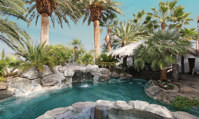 Paradise House | Pool Compareable to Mirage, Palapa, 82 in Hd TV, Minutes from Strip