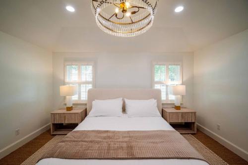 Houston House | POOL Heated Spa Galleria sleeps 12 Griddle