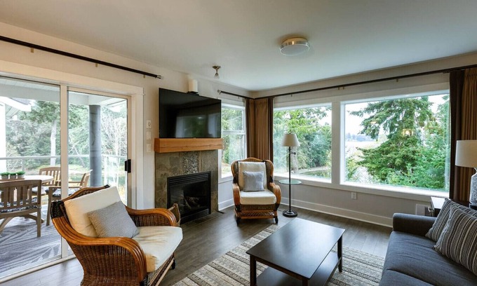 Regional District of Nanaimo Apartment | Pool Hottub Kayaks BBQ Tides & Tranquility Suite A