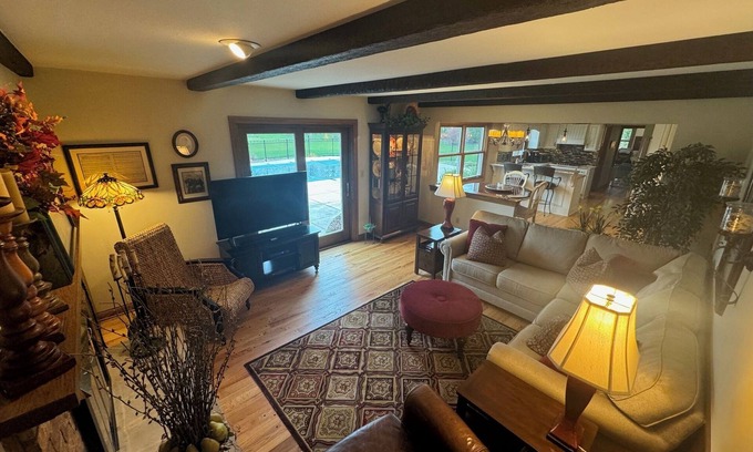 Mequon House | Pool overlooking golf course close to downtown