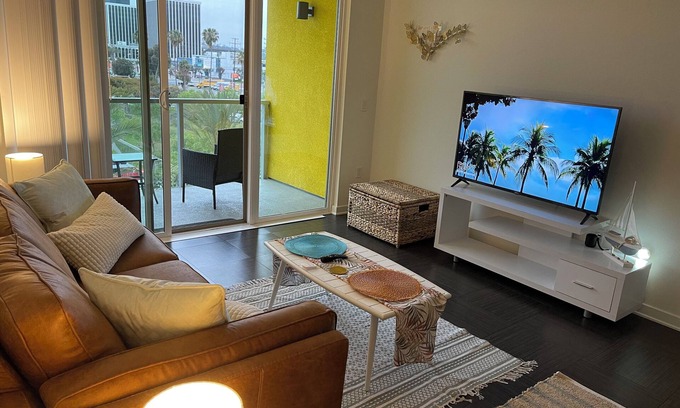 Del Rey Apartment | Pool view breathtaking Studio in heart of Marina Del rey free parking