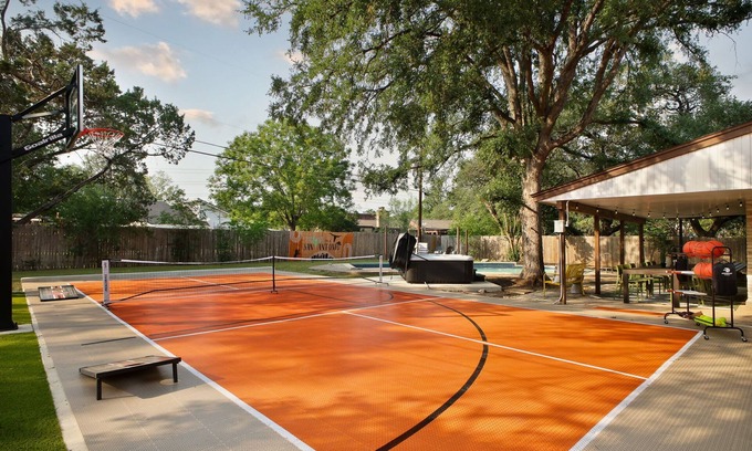 North San Antonio - SAT House | Poolside Pickleball Heated Pool Hot Tub Sleeps 20