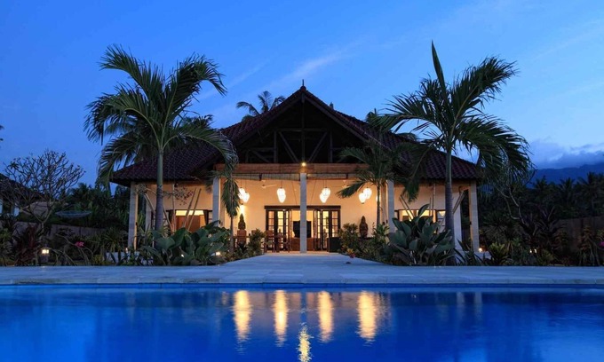 Gerokgak Villa | Popular luxury family-friendly beachfront villa with private pool, staff