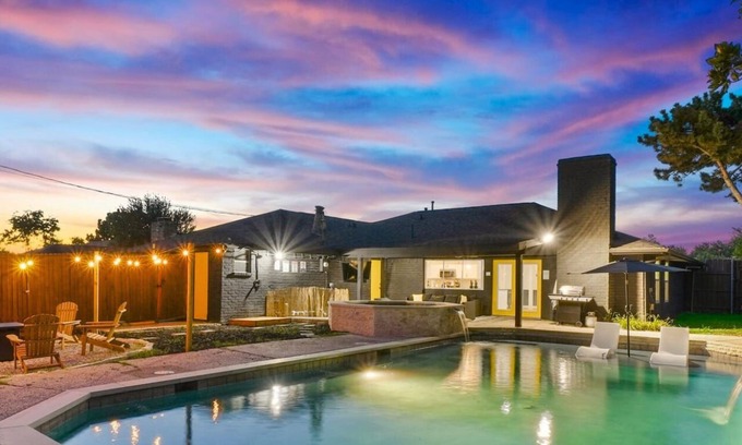 Northwest Dallas House | Posh 6BR/3B Home with Pool, Media/Game Room & Hot Tub