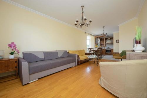 Bialoleka Apartment | Practical Apartment with Parking in Warsaw Bialoleka by Noclegi Renters