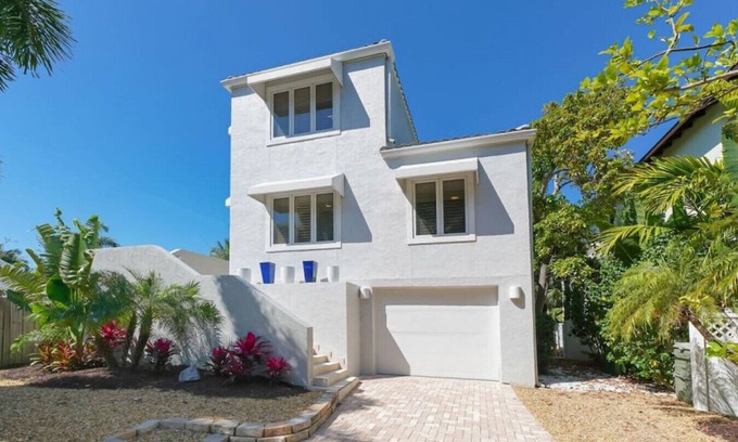 Saint Armands Key Apartment | Precise Realty presents The Banyan Breeze