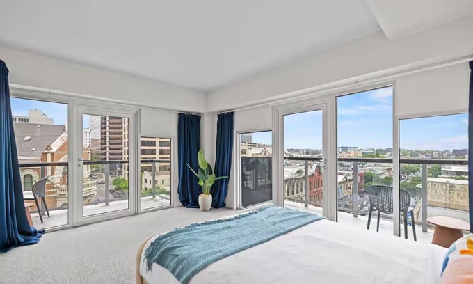 Downtown Austin Apartment | Premium Austin Loft | Modern Comfort w/Kitchen | Walk to Bars, Dining & Music