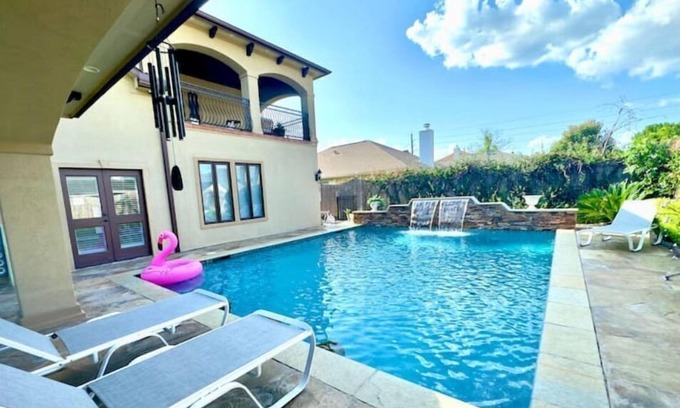 Mission Bend House | Premium Heated Pool House with Game Room