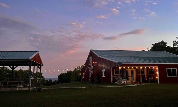 Eureka Springs Apartment | Presidential Barndominium at the Stable at Bear Mountain