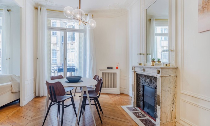 Champs-Elysees Apartment | Prestigious Triangle d'Or 2BR Champs-Élysée - Montaigne