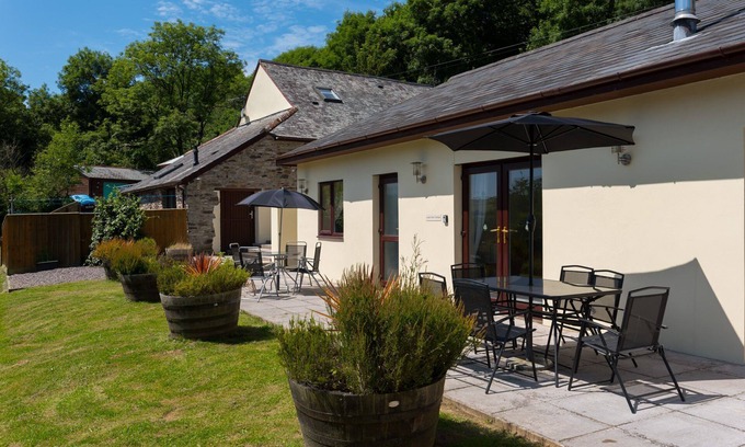 West Down Cottage | Pretty 3 bedroom cottage sleeping 6 with lake views and onsite children's play area.