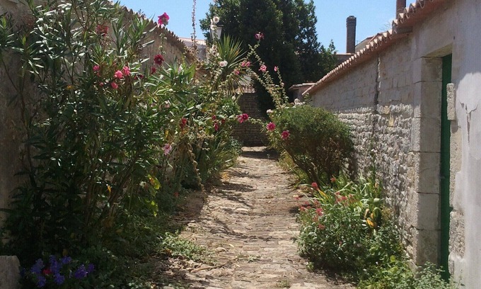 La Flotte House | PRETTY HOUSE WITH COURTYARD IN THE HEART OF THE VILLAGE IN A FLOWER-FILLED CUL-DE-SAC