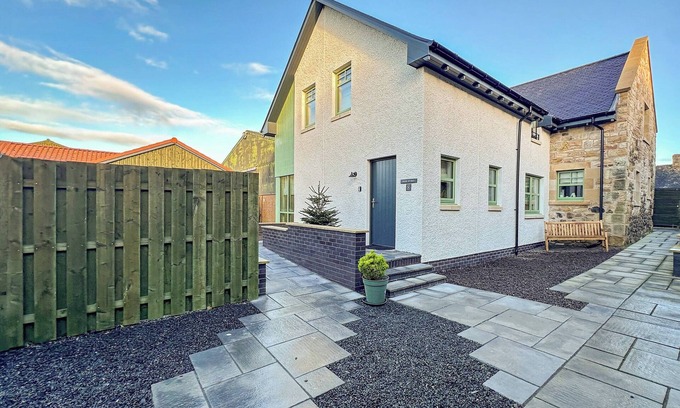Linlithgow Cottage | Pride of Erin - UK45929