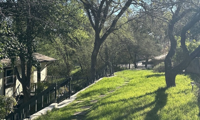 Barton Hills Condo | Prime Austin Condo - Ideal Living