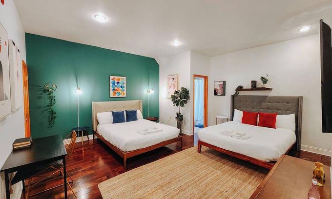 Gayborhood Apartment | Prime/King Bed/2 En-Suite Bathrooms/65"TV