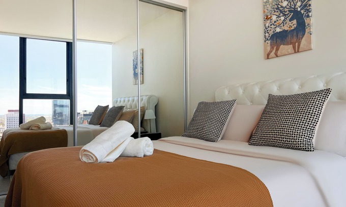 Adelaide Central Business District Apartment | Prime Location! 2BR2BA Apt w/Skyline Views&Parking