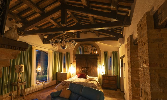 Camporotondo di Fiastrone Villa | Private luxury villa with pool and hot tub in the Sibillini Mountains