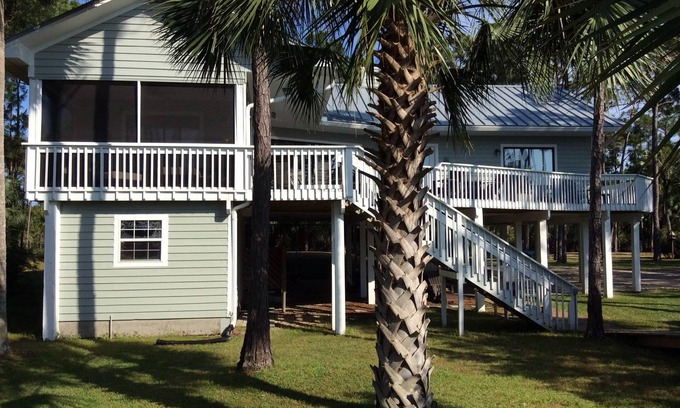 Plantation House | Private 2.5 acre bayfront. KAYAK LAUNCH + boat slip. August/Fall weeks 2025