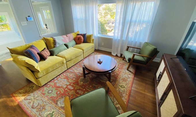 East Point House | Private 2 bedroom house in East Point Jefferson Park