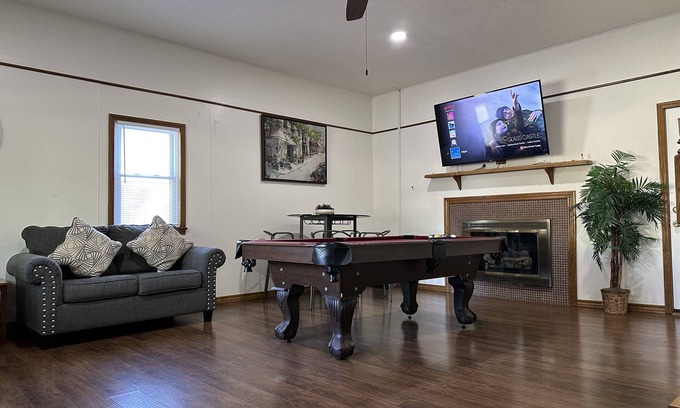Wayne House | Private 4 BDRM -3 BTHS House, 5 Miles from Downtown # 5❤️