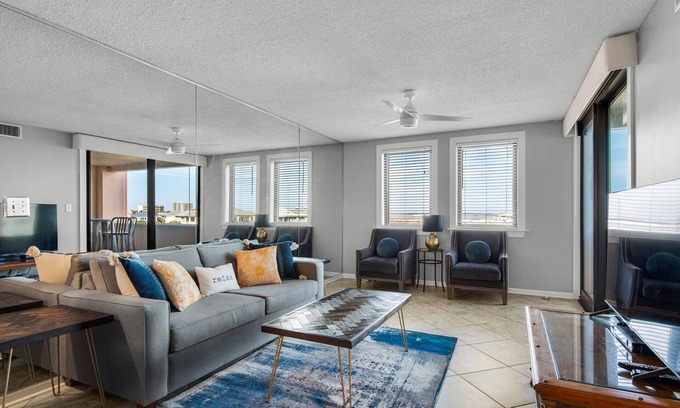 Holiday Isle Condo | PRIVATE BEACH, HEATED POOL, HOT TUB, GREAT FOR FAMILIES. Fully loaded kitchen!