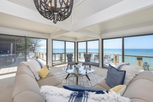 Covert House | Private beach- sleeps 14 with stunning views!