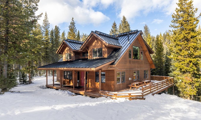 Antler Ridge House | Private cabin in the woods! Game Room, Hot Tub, Ping Pong, Large Patio Swing!