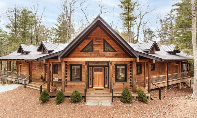 Flat Rock Cabin | Private Cabin of Rustic Elegance with Modern Amenities in the Heart of Flat Rock