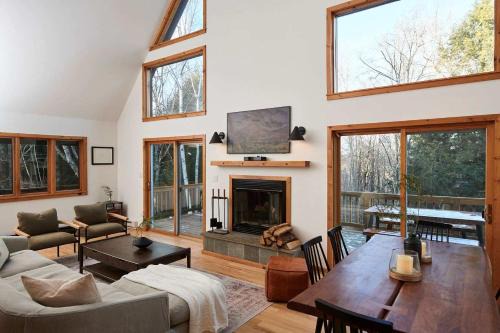 Roscoe House | Private Chalet with Fire Pit Deck and Large Yard