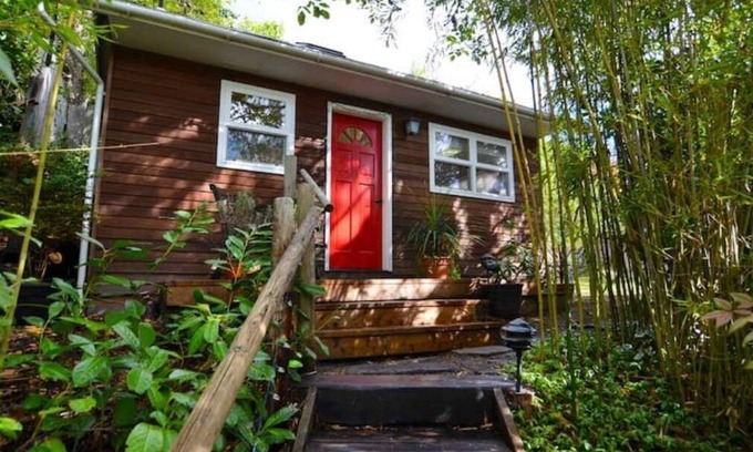 Amazon Cottage | Private Cottage - Walk to U of O!