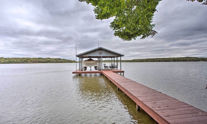 Log Cabin House | Private Dock & Fire Pit: Cedar Creek Lake Home