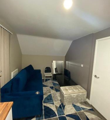 Coventry Apartment | Private Double Bed with Super Fast WiFi Shared Bathroom & Lounge in a 2 Bedroom Apartment, Paid Parking On-Site