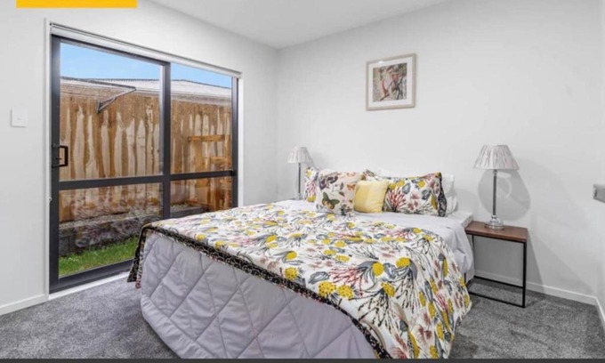 Papatoetoe House | Private double bedroom with attached bathroom near 12 min to Auckland Airport